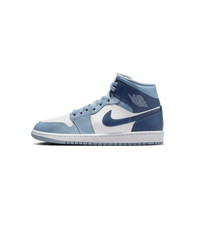 Air Jordan 1 Mid Diffused Blue – voorkant met blauwe overlays, witte toebox en grijze kraag, strak gefotografeerd in daglicht
