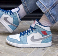 Uit de doos: Air Jordan 1 Mid French Blue – combinatie van suède en leer, met rode Jumpman en grijze kraag