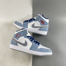 Jordan 1 Mid French Blue Fire Red aan voet met grijze jogger – frisse colorblock look voor zomerfits of all-season streetwear