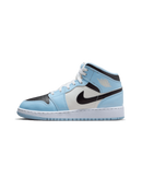 Air Jordan 1 Mid Ice Blue – front view met helderblauwe overlays en witte toebox, clean silhouet gefotografeerd in daglicht