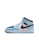 Air Jordan 1 Mid Ice Blue – front view met helderblauwe overlays en witte toebox, clean silhouet gefotografeerd in daglicht