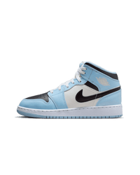 Air Jordan 1 Mid Ice Blue – front view met helderblauwe overlays en witte toebox, clean silhouet gefotografeerd in daglicht