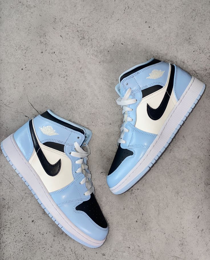 Air Jordan 1 Mid Eisblau