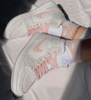 Air Jordan 1 Mid SE Light Iron Ore – close-up van rosé Swoosh en “Atmosphere White” Jumpman op tonglabel