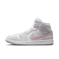 Air Jordan 1 Mid SE Light Iron Ore – vooraanzicht met lichtgrijze canvas mesh, witte lederbasis en rosé-pink Swoosh