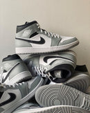 Display met meerdere Jordan 1 Mid Light Smoke Grey Anthracite sneakers – neutrale kleurencombi in stacked layout