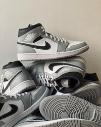 Display met meerdere Jordan 1 Mid Light Smoke Grey Anthracite sneakers – neutrale kleurencombi in stacked layout