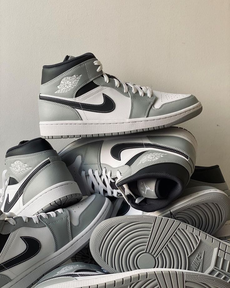 Display met meerdere Jordan 1 Mid Light Smoke Grey Anthracite sneakers – neutrale kleurencombi in stacked layout