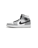 Air Jordan 1 Mid Light Smoke Grey – voorkant met witte basis, grijze overlays en zwarte Swoosh, clean en neutraal silhouet