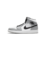 Air Jordan 1 Mid Light Smoke Grey – voorkant met witte basis, grijze overlays en zwarte Swoosh, clean en neutraal silhouet