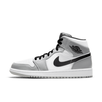 Air Jordan 1 Mid Light Smoke Grey – voorkant met witte basis, grijze overlays en zwarte Swoosh, clean en neutraal silhouet 