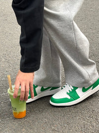 AJ1 Mid Lucky Green on‑feet – gedragen met donkere jeans en crew‑socks; perfecte lifestyle‑fit voor Instagram en TikTok (#sneakercheck)