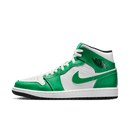 Air Jordan 1 Mid Lucky Green – front‑street shot met frisse wit/groene leather upper; sneakers met Celtics-vibe populair bij Gen Z (DQ8426‑301)