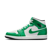Air Jordan 1 Mid Lucky Green – front‑street shot met frisse wit/groene leather upper; sneakers met Celtics-vibe populair bij Gen Z (DQ8426‑301)