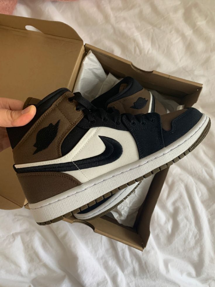 Air Jordan 1 Mid Olive Zehen