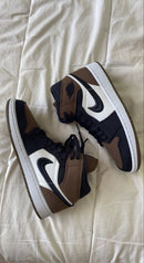 AJ1 Mid Olive Toe on‑feet – gedragen met beige cargobroek; frisse, earthy streetlook die vaak op TikTok/Instagram gespot wordt