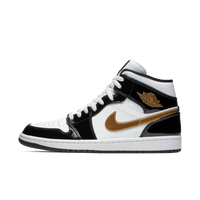 Air Jordan 1 Mid Patent Black White Gold – front street styling met glanzende patent overlays, witte perforated toebox en metallic gold Swoosh; gewild unisex statement piece (BQ6931‑007 / DQ8426‑071)