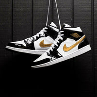 Air Jordan 1 Mid Patent Black White Gold on-feet – gedragen met zwarte skinny jeans; luxe streetwear fit populair bij Gen Z en sneaker influencers