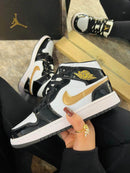 Air Jordan 1 Mid Patent Black White Gold in-hand – toont patent textuur, build quality en gouden details; veelgevraagd voor review- en legit-check content