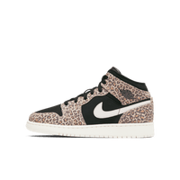 Air Jordan 1 Mid SE GS Leopard – frontstreet shot met opvallende luipaardprint overlays en zwart nubuck basis; geliefd unisex kids/sneaker fam drop (BQ6931‑021) 
