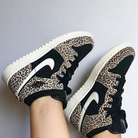 Air Jordan 1 Mid SE GS Leopard in‑hand – toont materiaalmix suede/nubuck en kleurcontrast voor review- en inspectiefoto’s