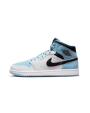 Air Jordan 1 Mid SE Ice Blue Black – front view met pastelblauwe overlays, witte toebox en zwarte eyestay onder daglicht