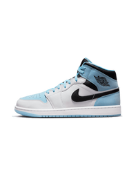 Air Jordan 1 Mid SE Ice Blue Black – front view met pastelblauwe overlays, witte toebox en zwarte eyestay onder daglicht
