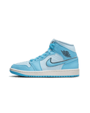 Meerdere paren Jordan 1 Mid Ice Blue voor vrouwen – pastel blauwe colorway in display met zachte contrasten