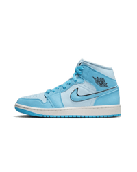 Meerdere paren Jordan 1 Mid Ice Blue voor vrouwen – pastel blauwe colorway in display met zachte contrasten