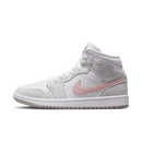 Air Jordan 1 Mid SE Light Iron Ore – vooraanzicht met lichtgrijze canvas mesh, witte lederbasis en rosé-pink Swoosh