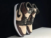 Jordan 1 Mid SE Paris YMCA uit doos – navy Swoosh, grijze suede overlays en YMCA-detail op tong duidelijk zichtbaar