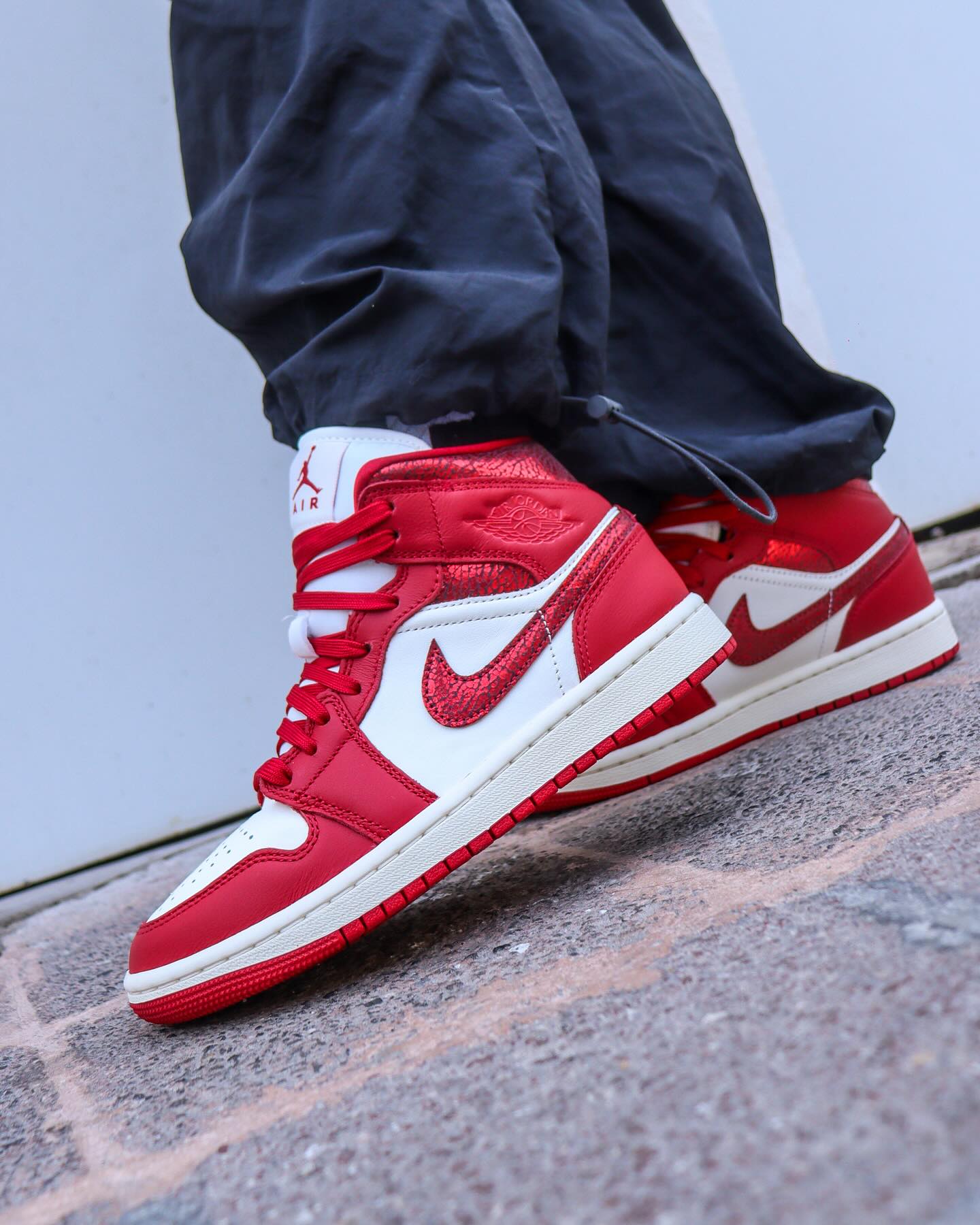 Air Jordan 1 Mid SE Red Cracked Leather