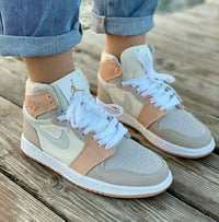 AJ1 Mid Light Iron Ore on-foot – gedragen met lichte denim en witte sokken; trending fit op TikTok & Instagram