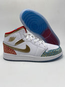 Air Jordan 1 Mid SE Light Iron Ore in hand – focus op textuur, build quality en kleurdetails voor sneakerhead reviews & legit checks