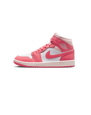 Air Jordan 1 Mid Strawberries and Cream – front view met lichtroze overlays, crèmekleurige toebox en zachte contrasten