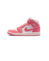 Air Jordan 1 Mid Strawberries and Cream – front view met lichtroze overlays, crèmekleurige toebox en zachte contrasten