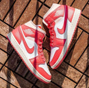 Originele Jordan-verpakking met Strawberries and Cream label – zwart doosontwerp met maat, SKU en productcode zichtbaar