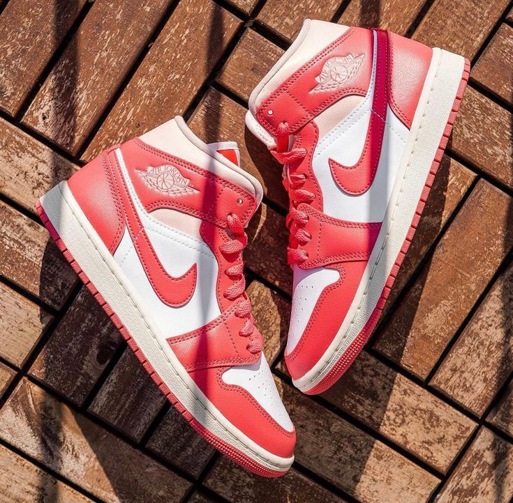 Originele Jordan-verpakking met Strawberries and Cream label – zwart doosontwerp met maat, SKU en productcode zichtbaar