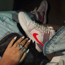 Air Jordan 1 Mid SE Light Iron Ore in hand – focus op textuur, build quality en kleurdetails voor sneakerhead reviews & legit checks