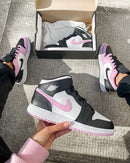 AJ1 Mid GS Light Arctic Pink on‑feet – gedragen met lichte jeansshort; charmante en trendy streetlook voor jonge sneakerfans