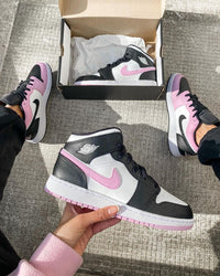 AJ1 Mid GS Light Arctic Pink on‑feet – gedragen met lichte jeansshort; charmante en trendy streetlook voor jonge sneakerfans