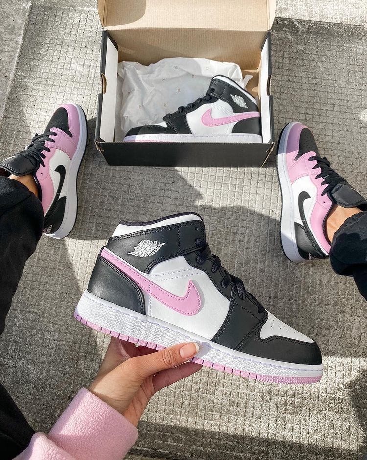 AJ1 Mid GS Light Arctic Pink on‑feet – gedragen met lichte jeansshort; charmante en trendy streetlook voor jonge sneakerfans