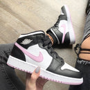 Air Jordan 1 Mid GS Light Arctic Pink in‑hand – toont leermix, stiksels en outsole kleur; ideaal voor reviews en community legit-checks