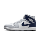 Air Jordan 1 Mid Wolf Grey Midnight Navy – front look met wit perforated toebox, wolf grey overlays en navy Swoosh, subtiele yet versatile colourway (DQ8426‑104)