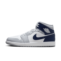 Air Jordan 1 Mid Wolf Grey Midnight Navy – front look met wit perforated toebox, wolf grey overlays en navy Swoosh, subtiele yet versatile colourway (DQ8426‑104)