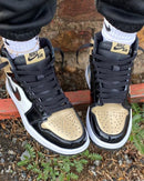 Achteraanzicht van de Golf Jordan 1 met zicht op de gespikkelde golfzool en gestikt Wings-logo – functioneel en stijlvol in één silhouet