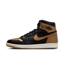 Zijkant van de Jordan 1 High Black Metallic Gold in studioverlichting – zwart leren bovenwerk met metallic gouden overlays en witte zool