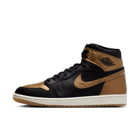 Zijkant van de Jordan 1 High Black Metallic Gold in studioverlichting – zwart leren bovenwerk met metallic gouden overlays en witte zool