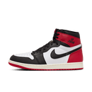 Zijkant van de Air Jordan 1 Black Toe Reimagined met witte toebox, zwarte Swoosh en varsity rode hiel – OG colorway met vernieuwde vintage afwerking