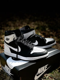 Jordan 1 Black White on feet gecombineerd met straight fit jeans – clean en contrastrijk ontwerp perfect voor minimalistische outfits

